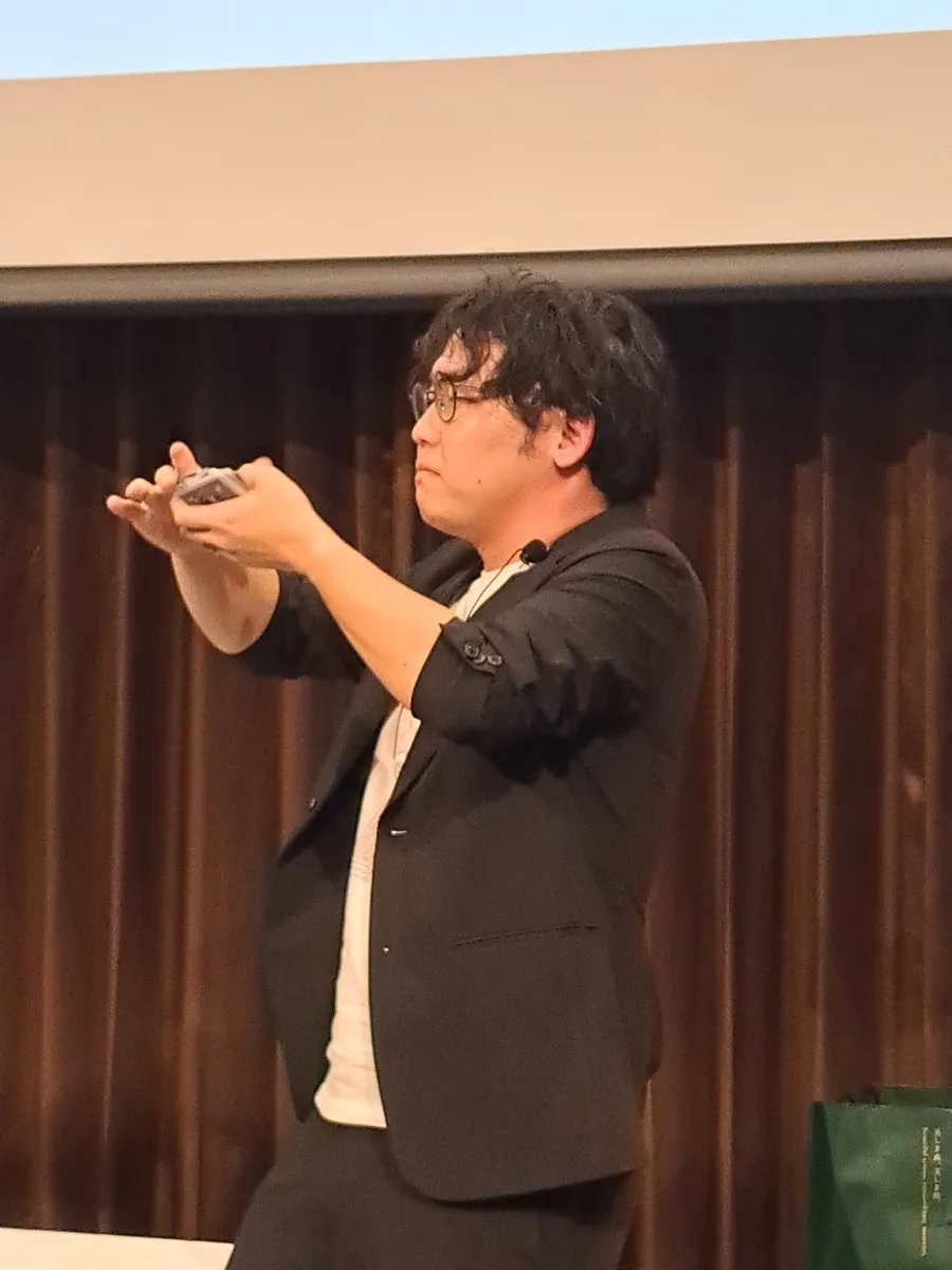 手元でマジックを見せる名越