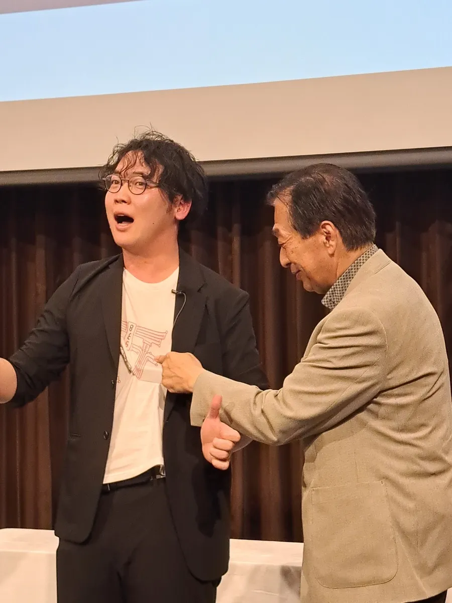 マジックの結果に驚く場面